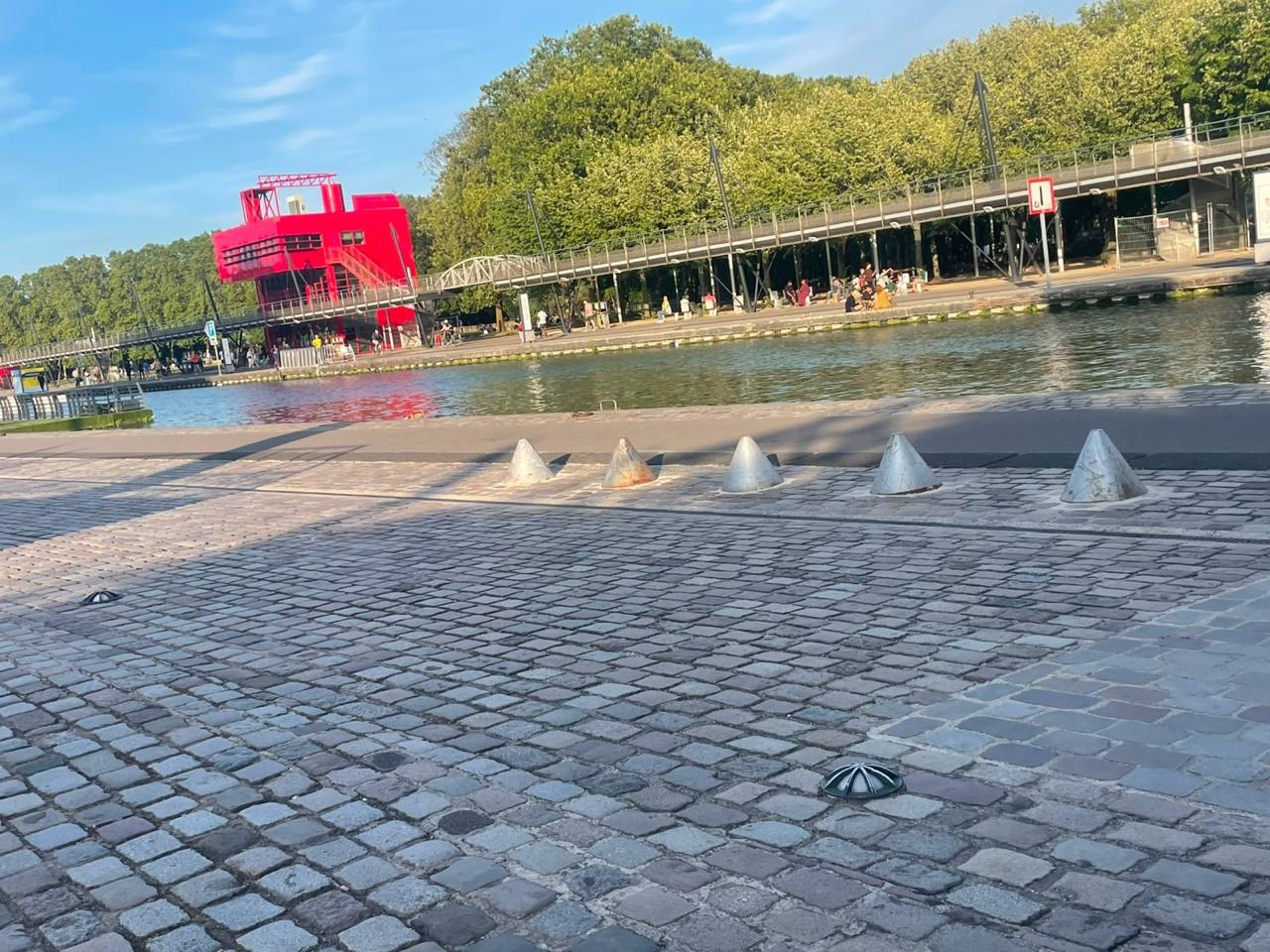 Parc de la Villette — Một folie đỏ dạng cầu nâng trên cột đứng