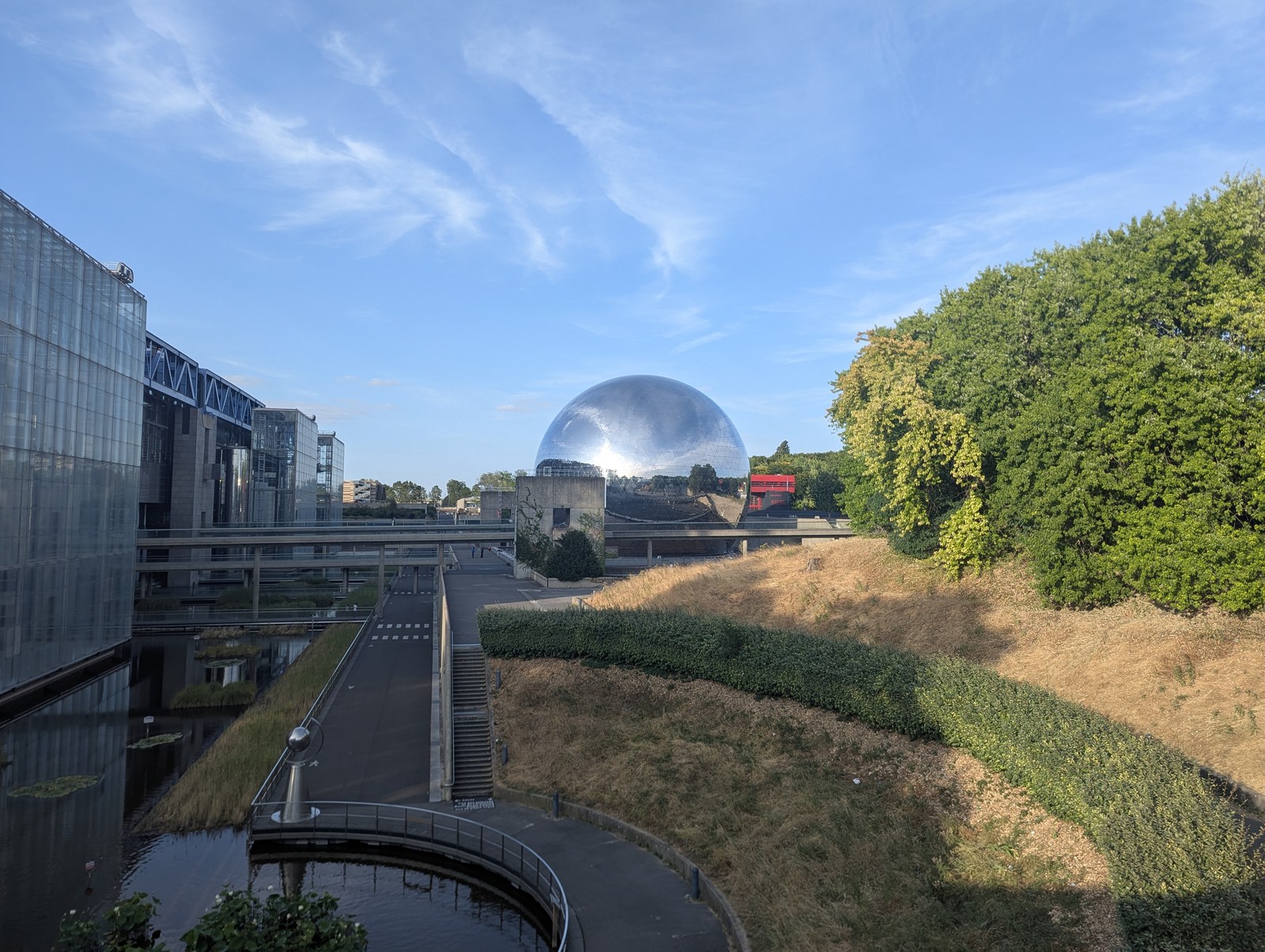 Parc de la Villette — Lối đi bê tông cong ven một hồ nước